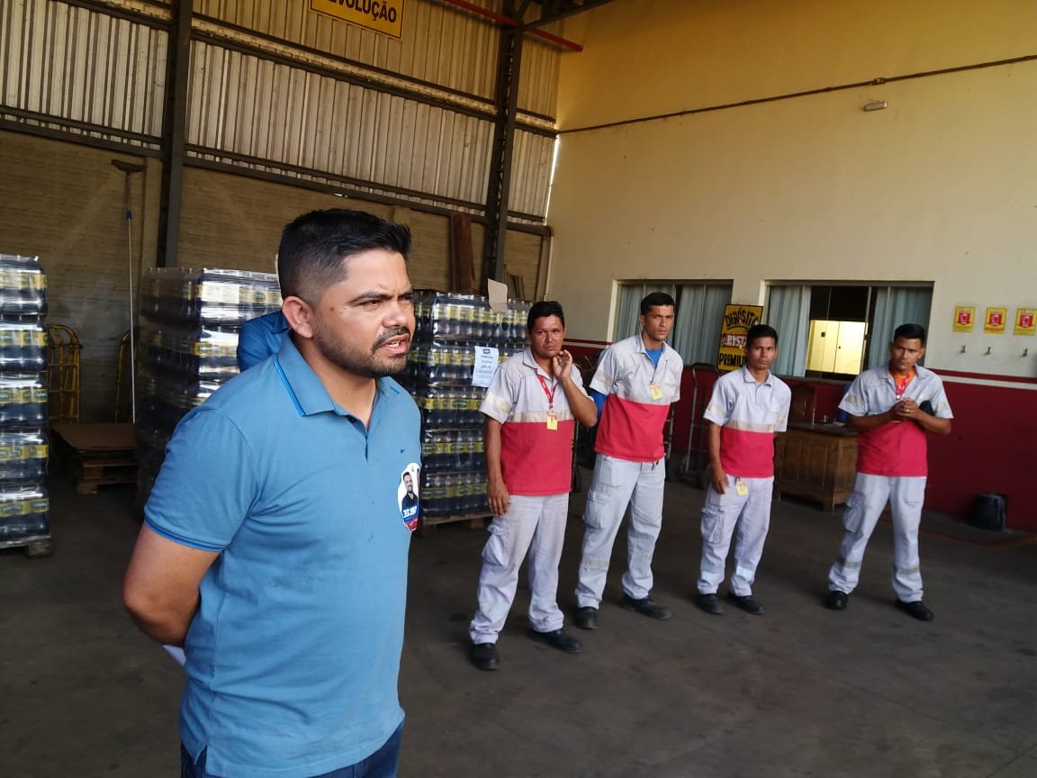REUNIÃO – Jesuino Boabaid conversa com trabalhadores em empresa na capital
