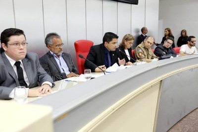 DEPUTADO JESUÍNO DISCUTE AUMENTO DE COTAS NAS BARRAGENS DA USINA DE SANTO ANTÔNIO