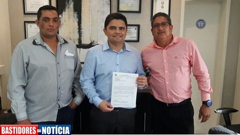 Vereadores protocolam ofício e entregam ao deputado Jesuíno Boabaid, cobrando recursos para o HPS