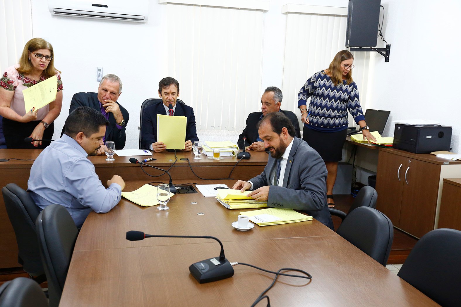 Comissão de Constituição e Justiça distribui e analisa projetos