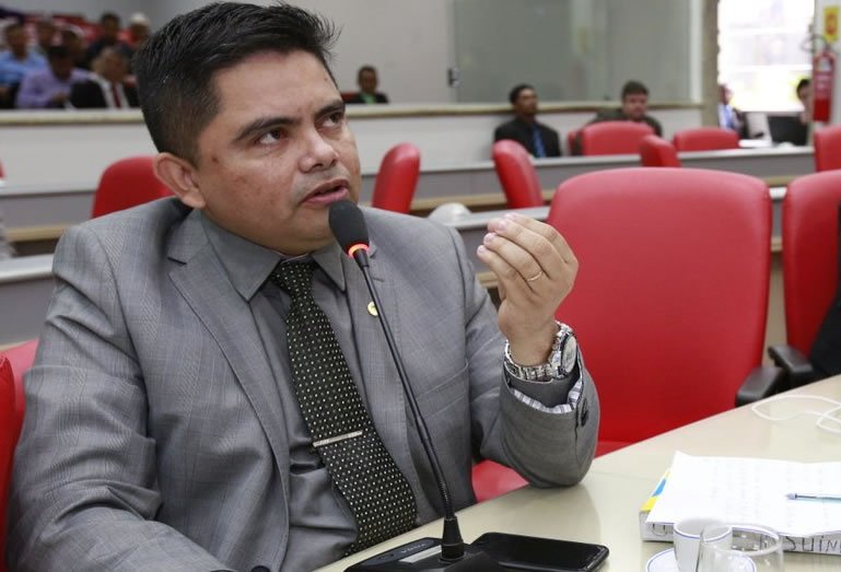 VÍDEO – Deputado Jesuíno consegue suspensão de projeto que cria taxa para proprietários de veículos