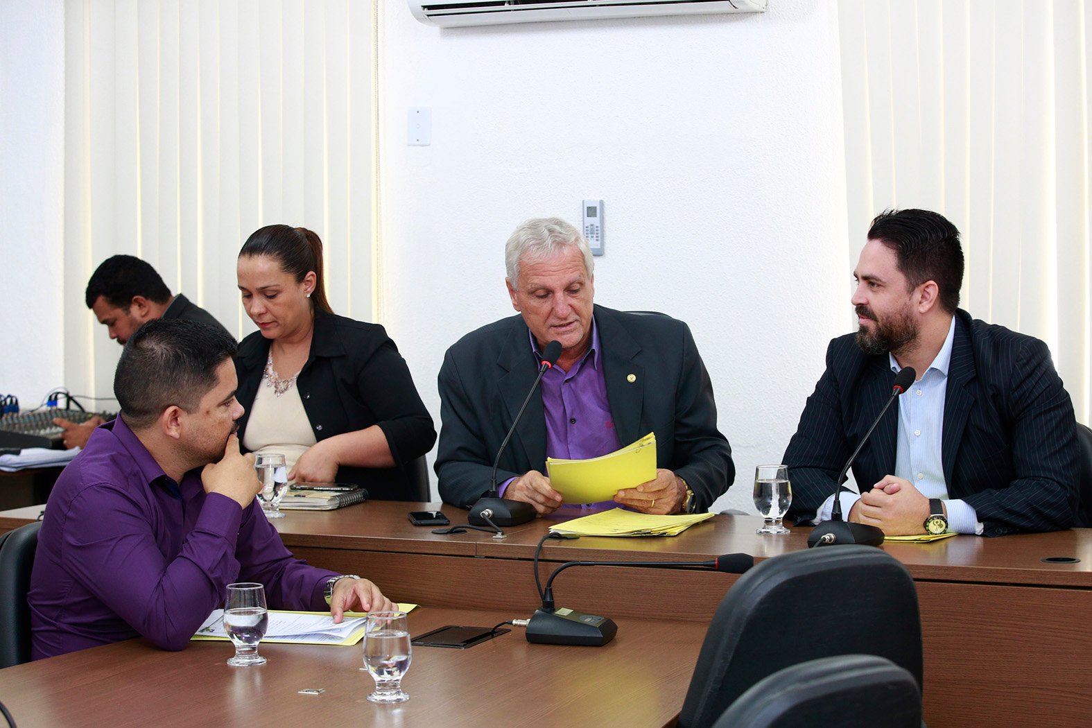 CCJ recebe, distribui projetos e emite parecer