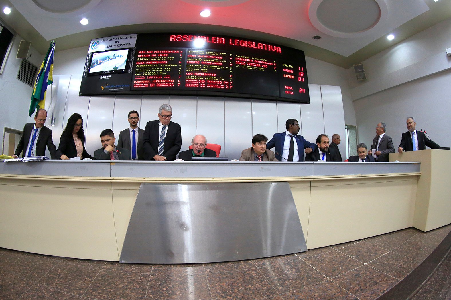 Deputado Jesuíno lê mensagem de renúncia de Confúcio Moura