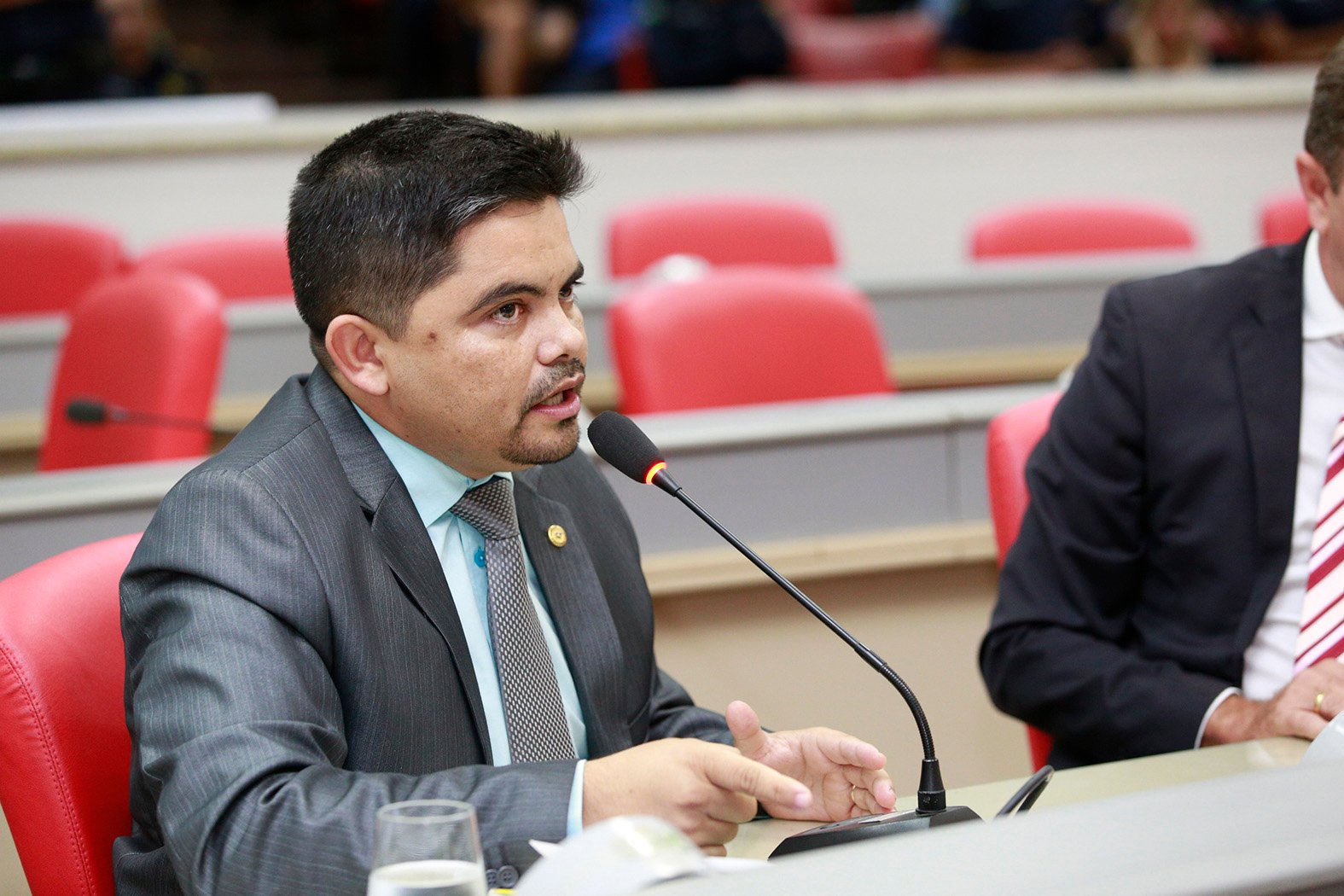 Deputado Jesuíno solicita informações sobre dificuldade de militares adquirirem armas