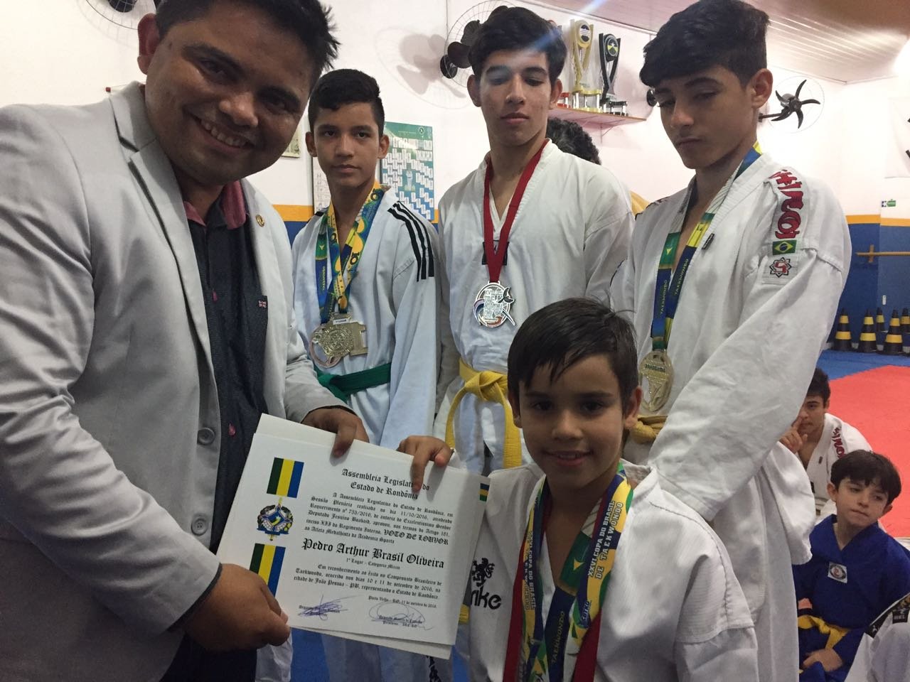 Deputado Jesuíno Boabaid entrega comendas aos atletas de Taekwondo em Porto Velho
