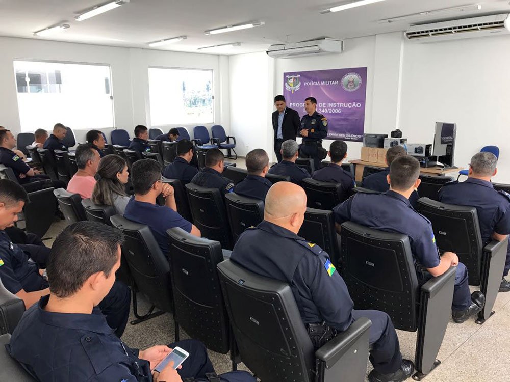 MELHORIAS – Deputado Jesuíno entrega materiais a PMs do 5º BPM
