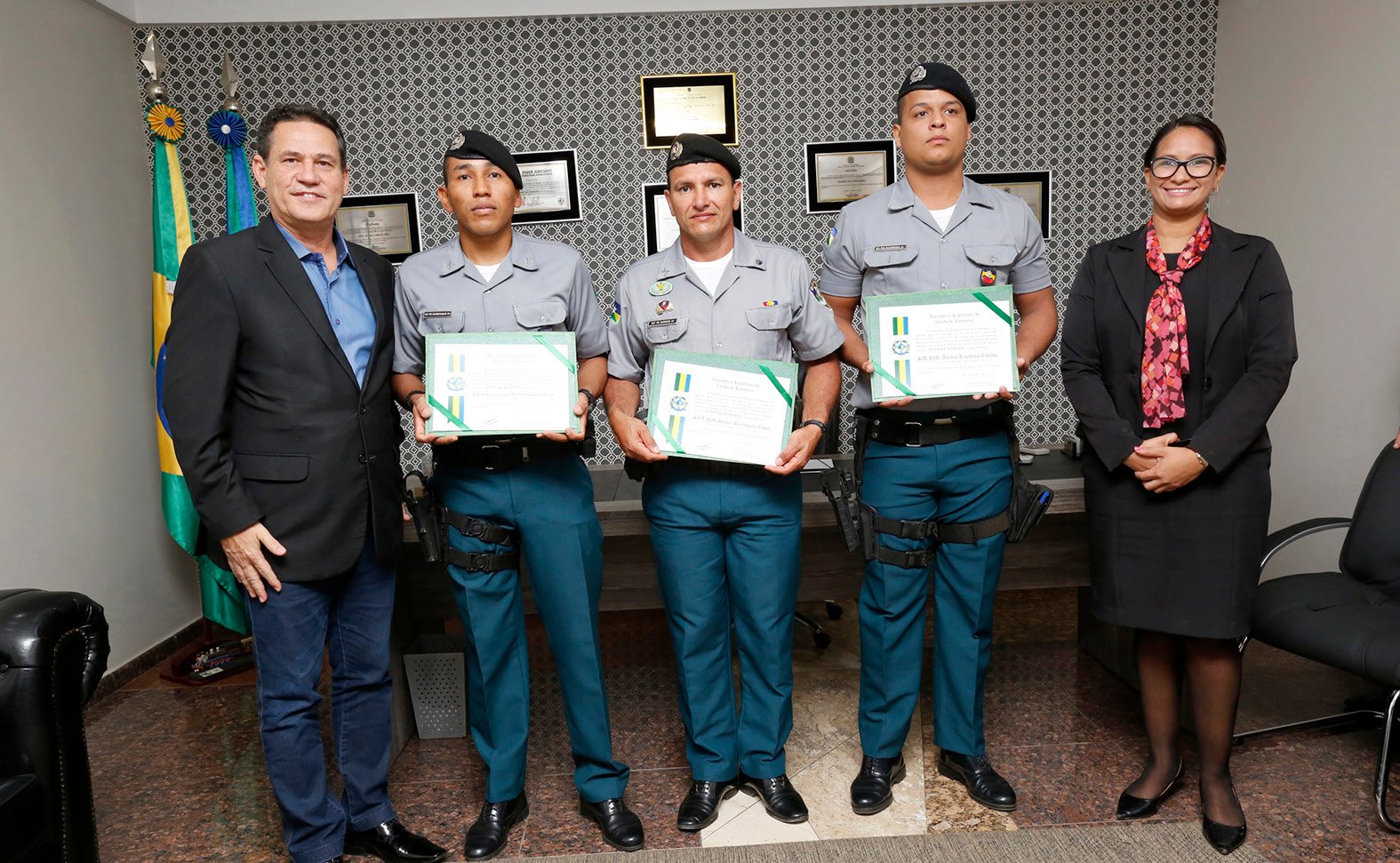 Maurão de Carvalho entrega homenagem a policiais militares de Monte Negro