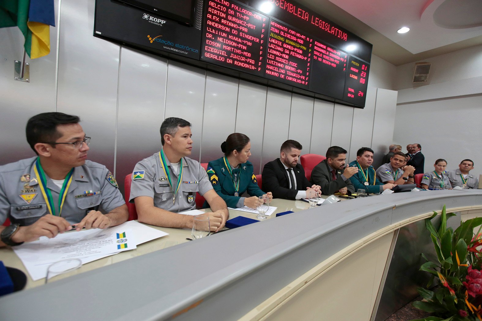 DEPUTADO JESUÍNO BOABAID ENTREGA HONRARIAS EM SESSÃO SOLENE NA ALE