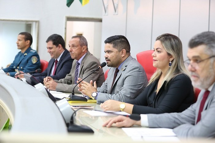 MEDALHA DE MÉRITO LEGISLATIVO – DEPUTADO JESUINO ENTREGA COMENDA À CIVIS E MILITARES