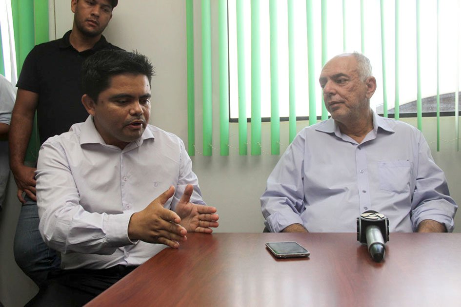 Jesuíno discute com prefeito reintegração de posse na capital