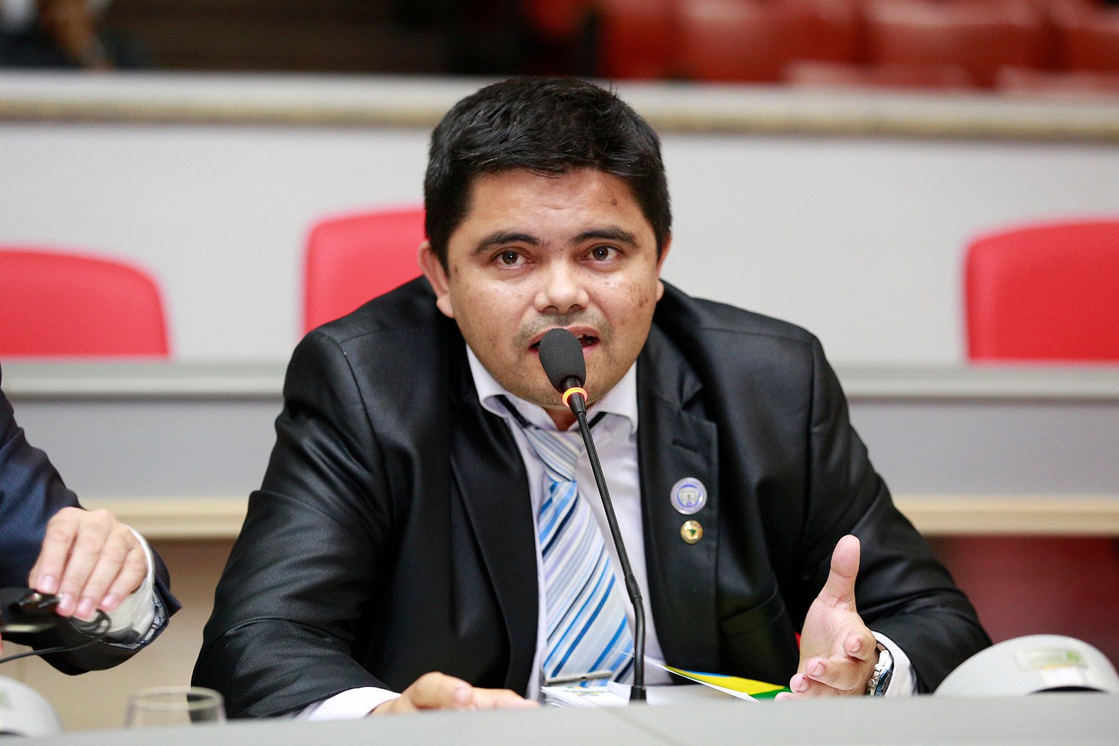 Projeto homenageia policial e bombeiro da reserva