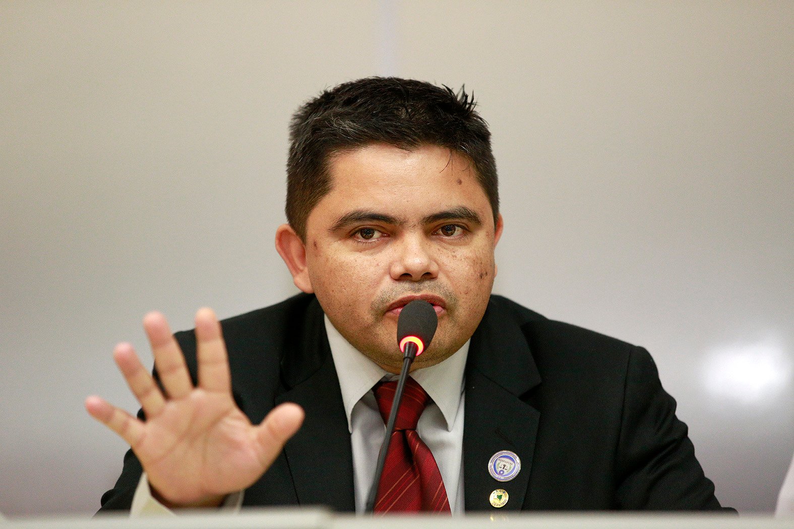 Bandidos invadem residência à procura do deputado Jesuíno Boabaid