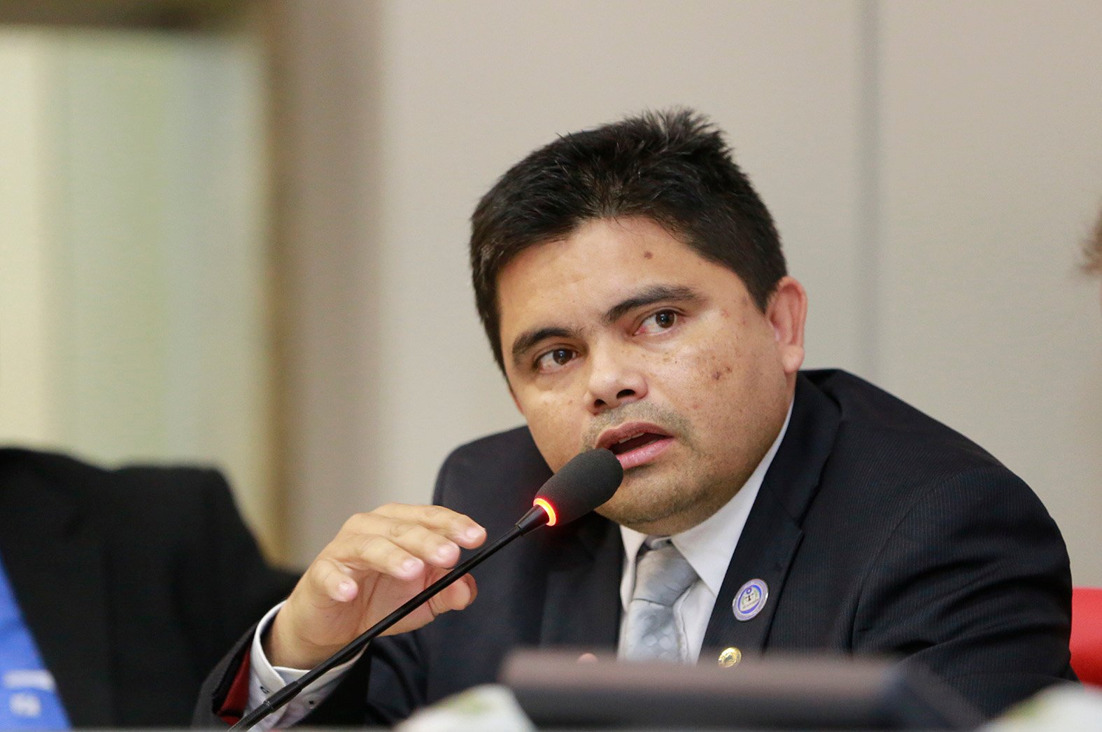 Deputado reivindica asfaltamento de estrada e ruas da capital