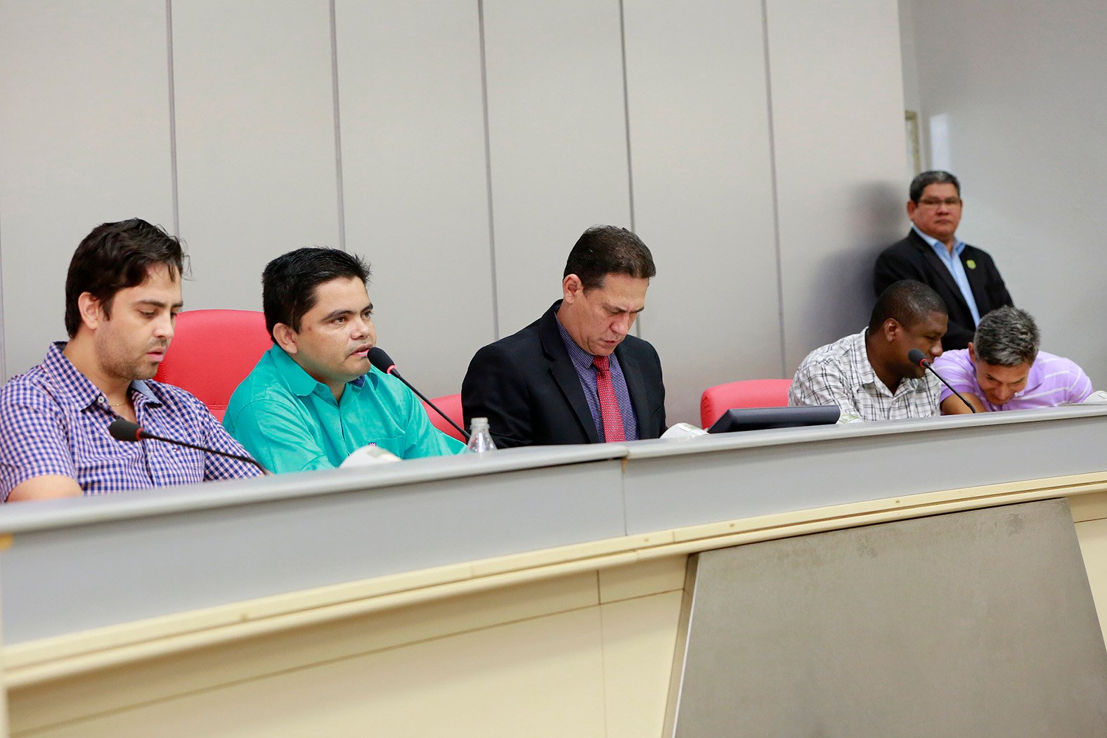 Deputado Jesuíno Boabaid busca solução para sócio educadores