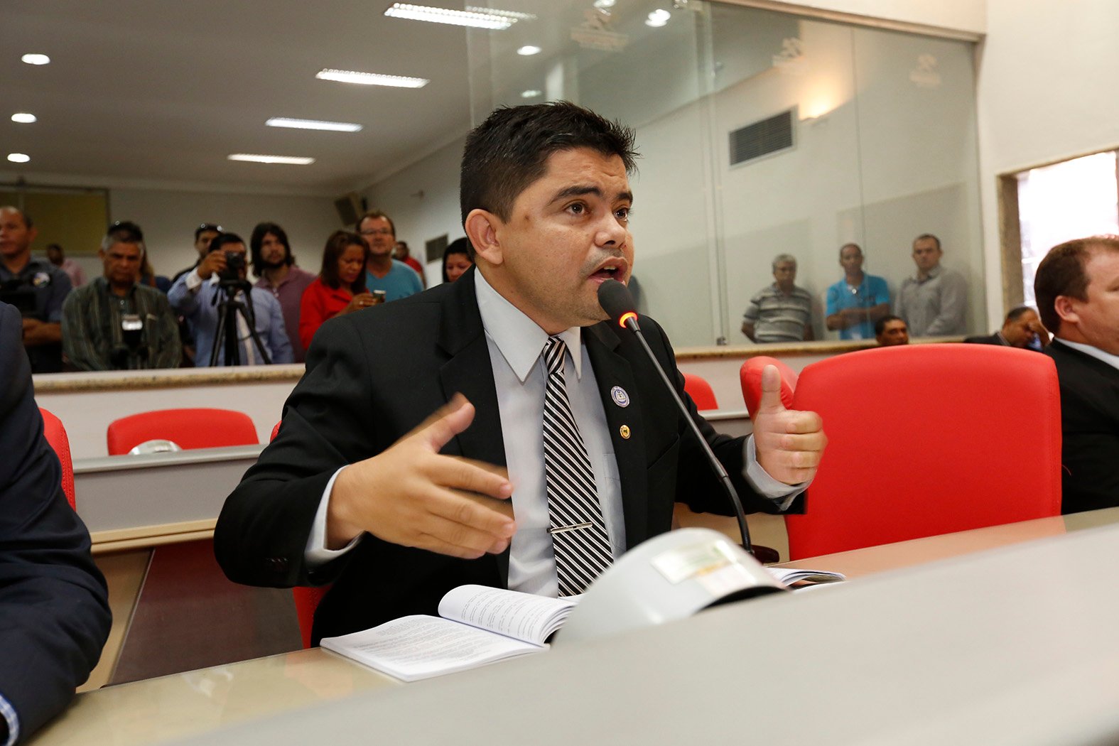 Jesuíno requer informações sobre contratos da Sesdec