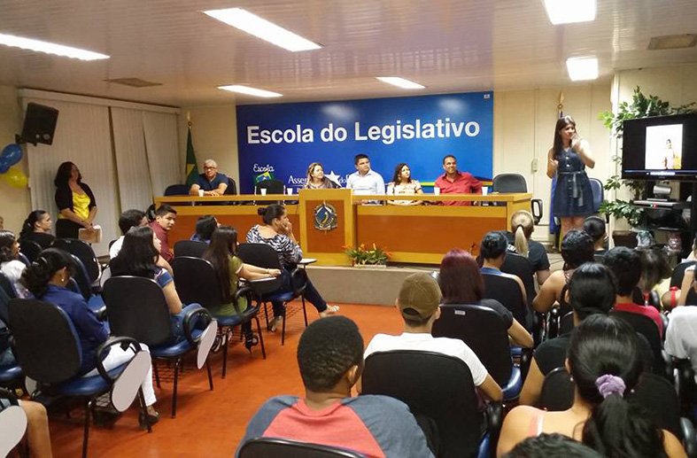 Associação dos surdos homenageia Escola do Legislativo