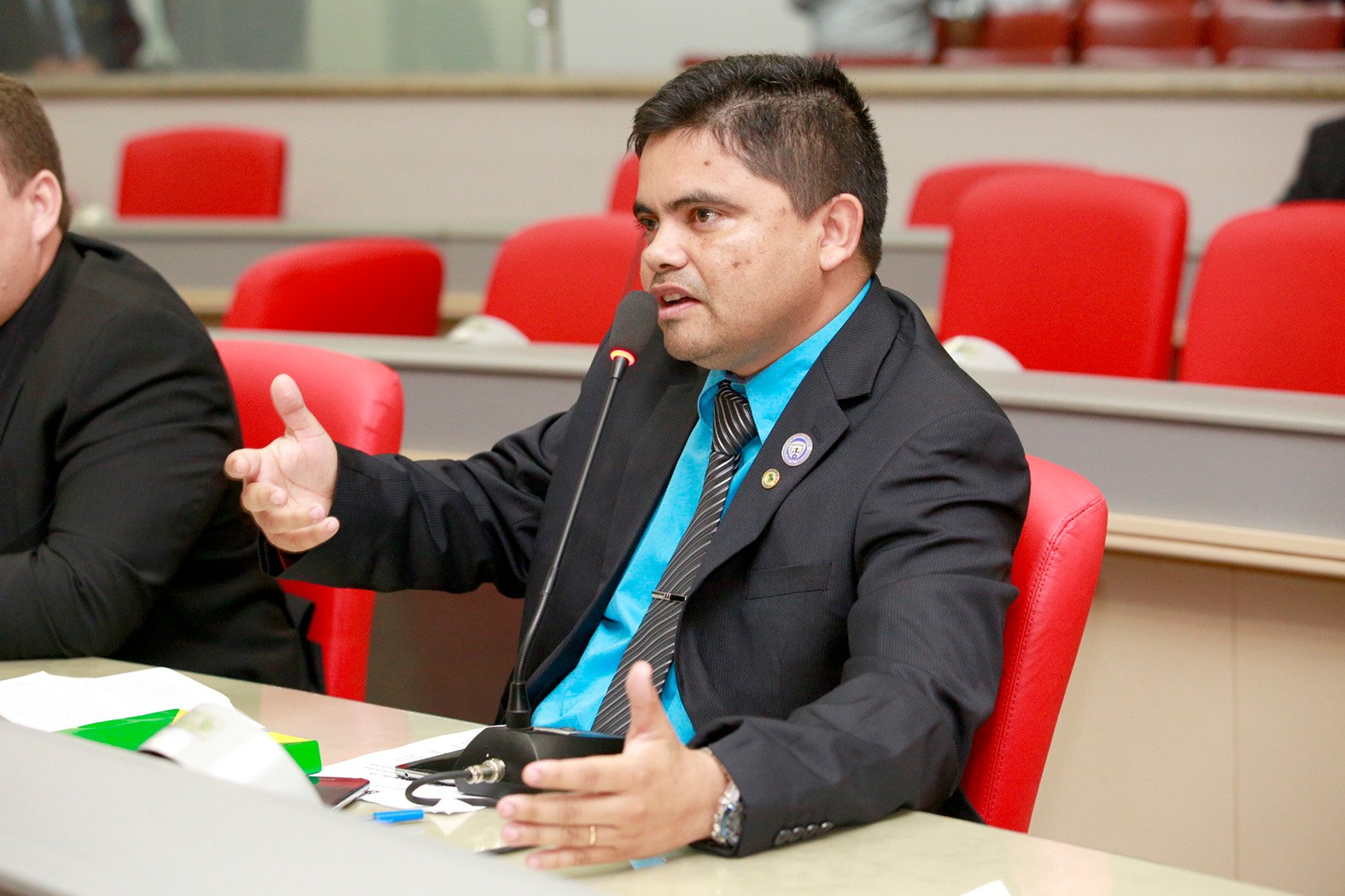 Parlamentar organiza movimento contra bandeira vermelha