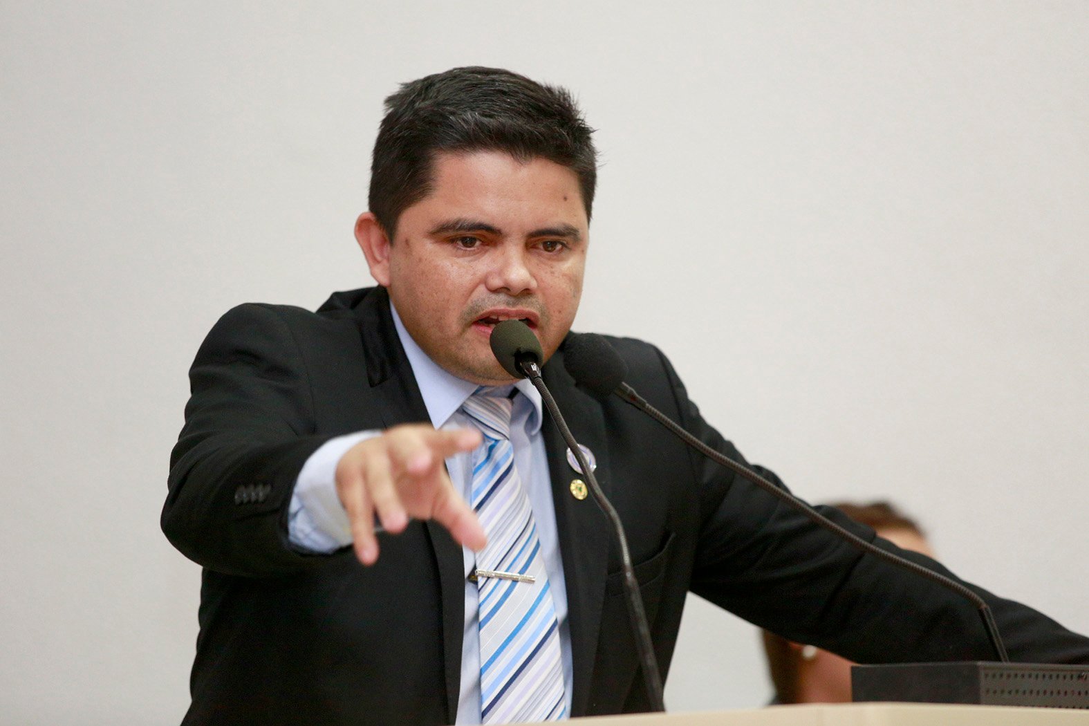 Advogado e promotor recebem homenagem da Assembleia