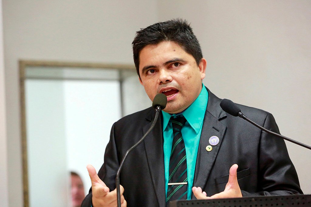 Jesuíno recebe denúncia sobre carga horária excessiva de PMs no fórum criminal 