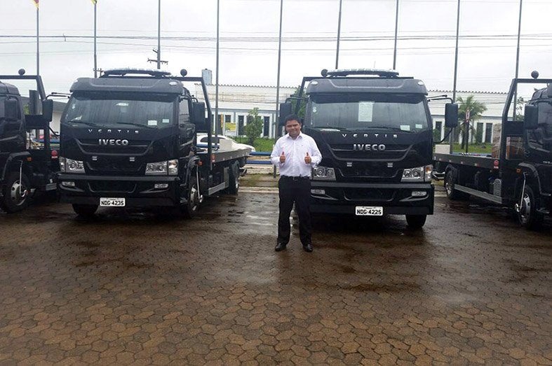 Jesuíno entrega caminhões durante troca de comando na PM