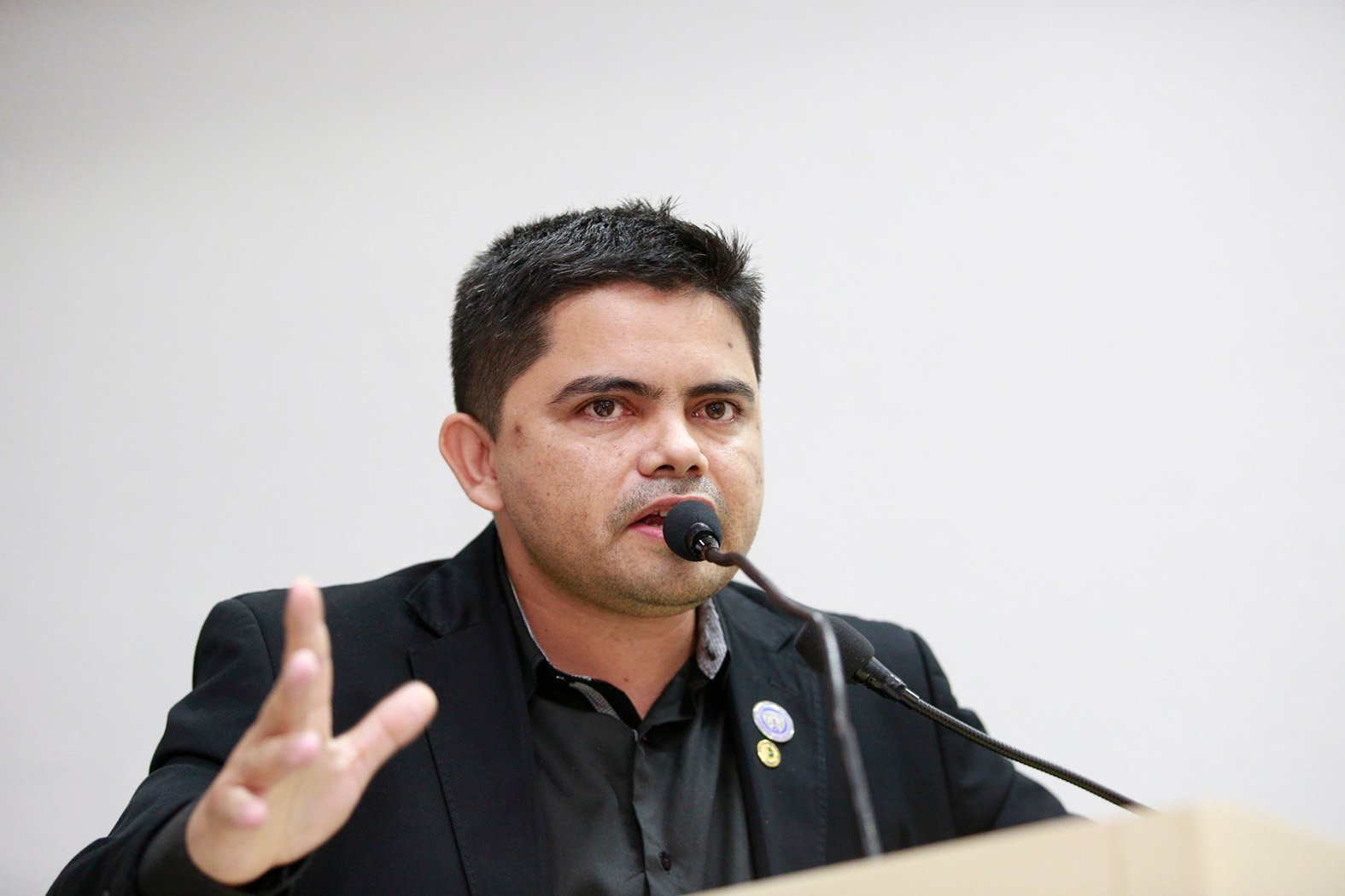 Deputado Jesuíno visita escola e cobra providências contra focos de mosquito