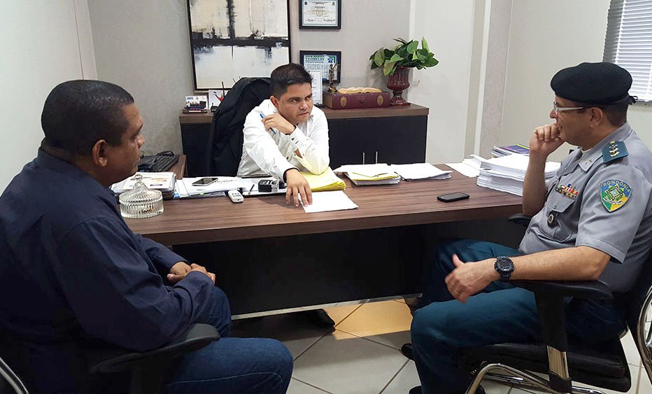 Jesuíno destina recursos para compra de ônibus para o Colégio Tiradentes