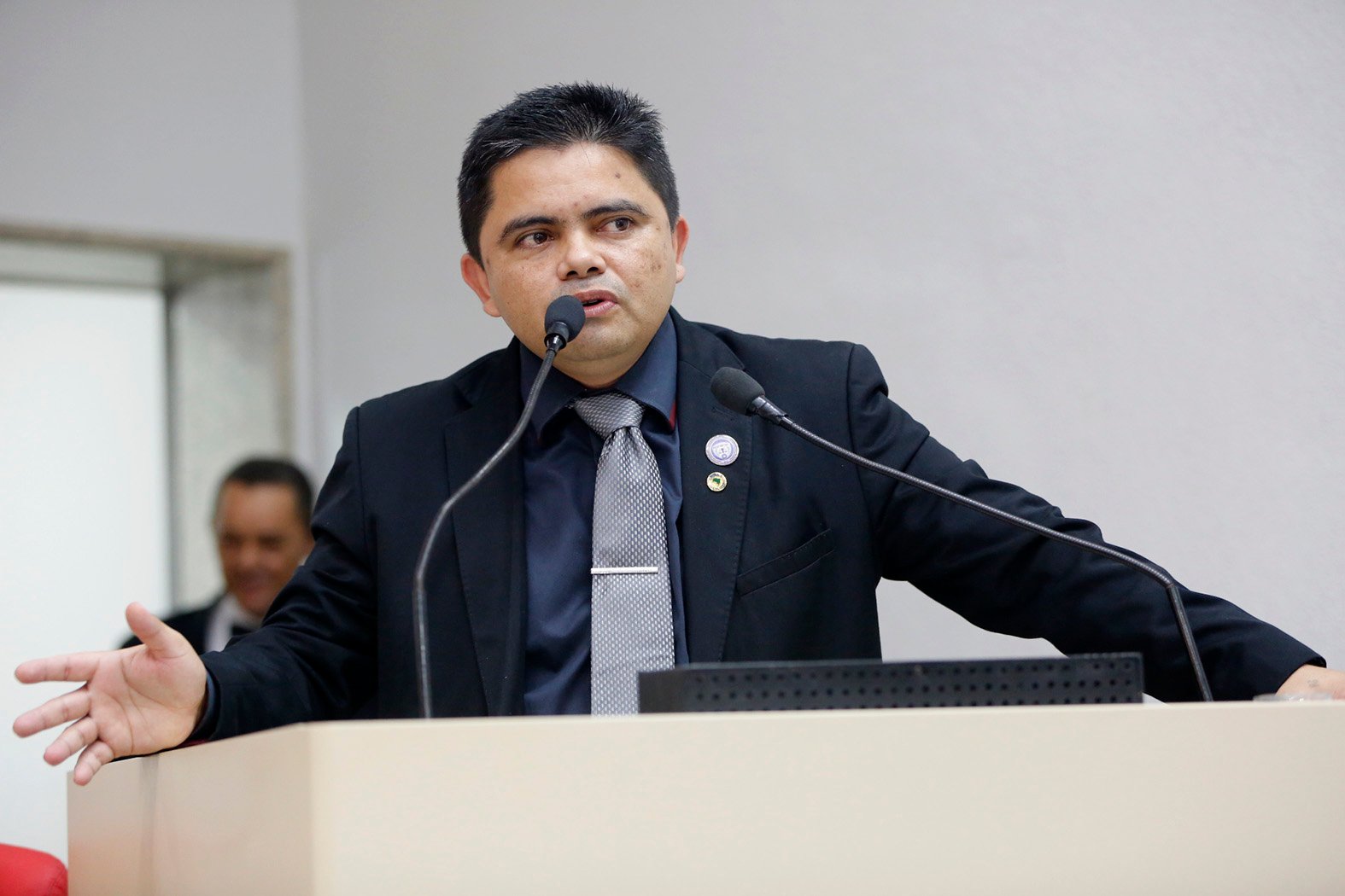 Deputado defende posse imediata de concursados e concluintes de academia