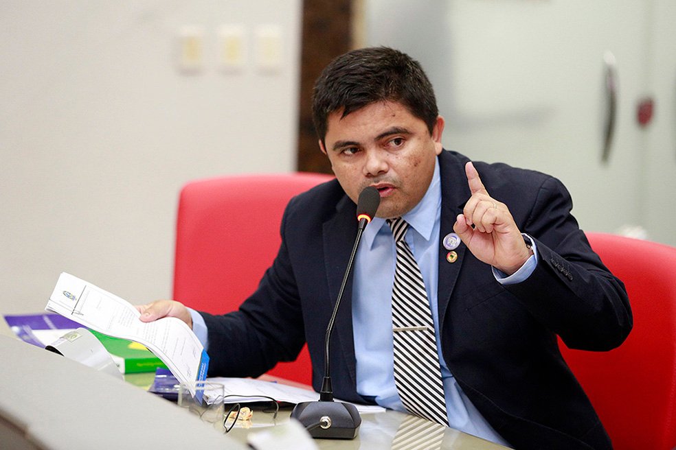 Deputado visa garantir a policiais inativos o direito de portar arma de fogo