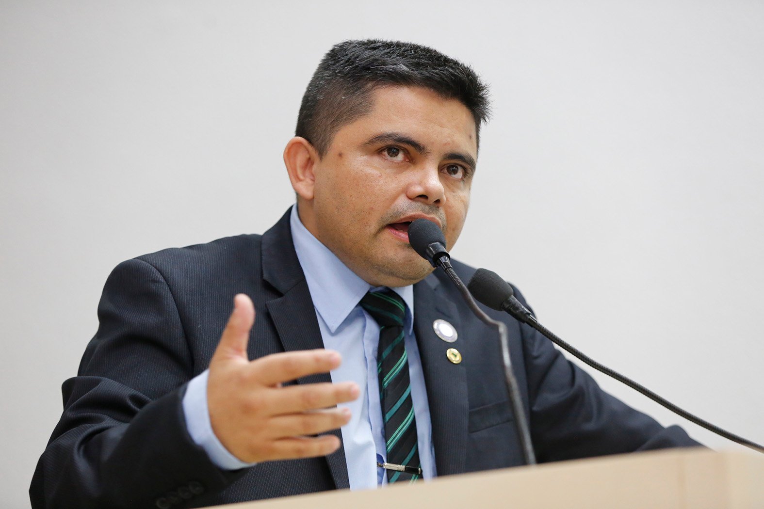 Projeto apresentado por Jesuíno vira lei, beneficiando policiais e bombeiros