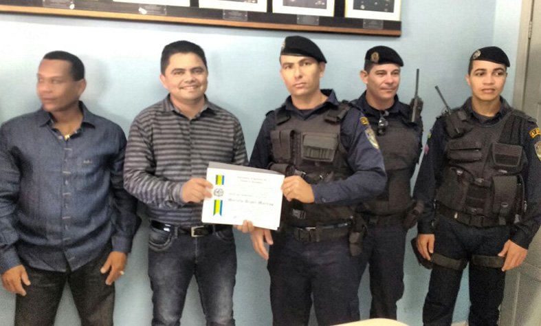 Deputado Jesuíno entrega Voto de Louvor à policiais que salvaram criança em Cacoal