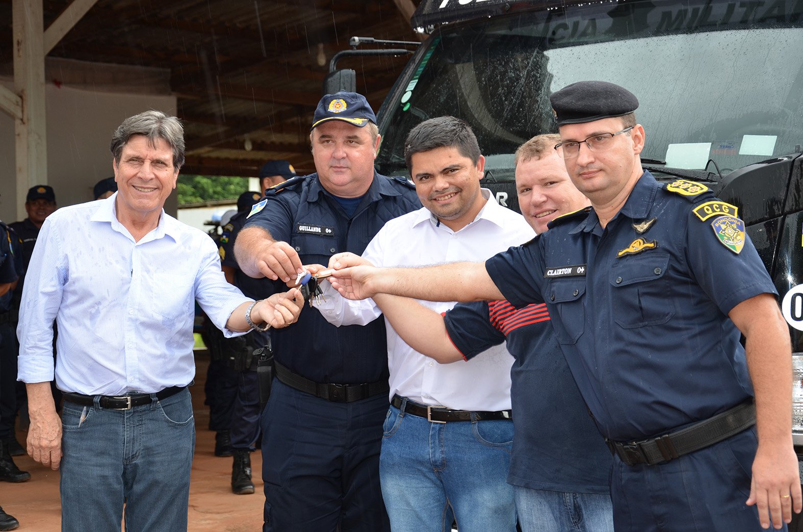 Deputados entregam caminhão guincho à PM em Guajará-Mirim