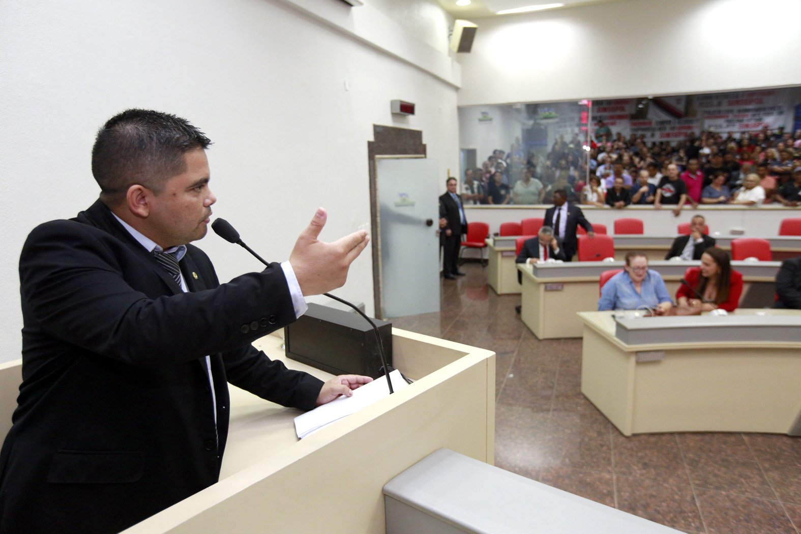 Deputado Jesuíno cobra de secretário pagamento de vigilantes