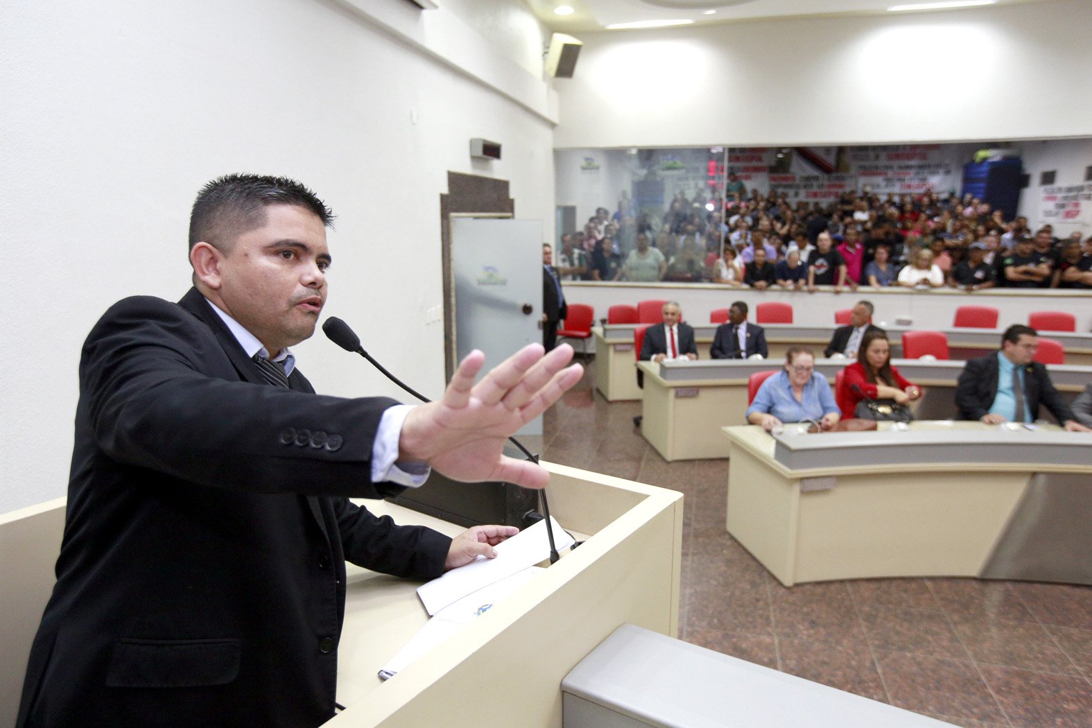 Jesuíno explica que é a favor do servidor e que a população deve ser beneficiada