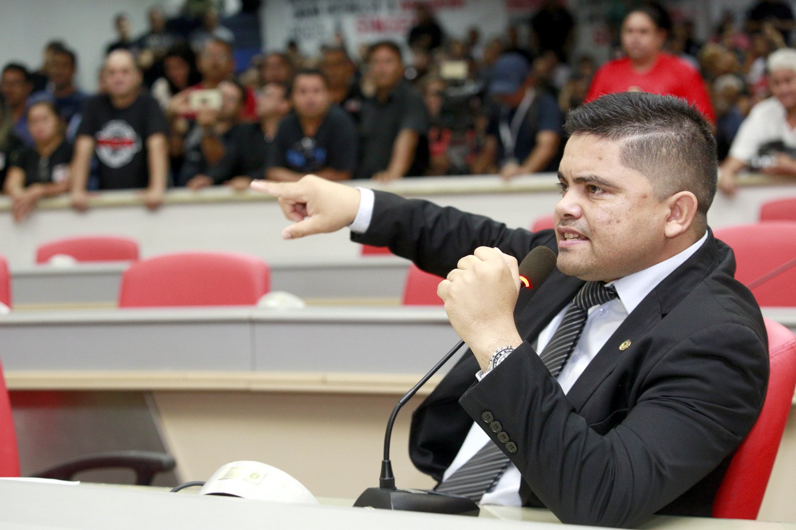 Boabaid apresenta decreto e susta regulamentação de conselheiros da PM