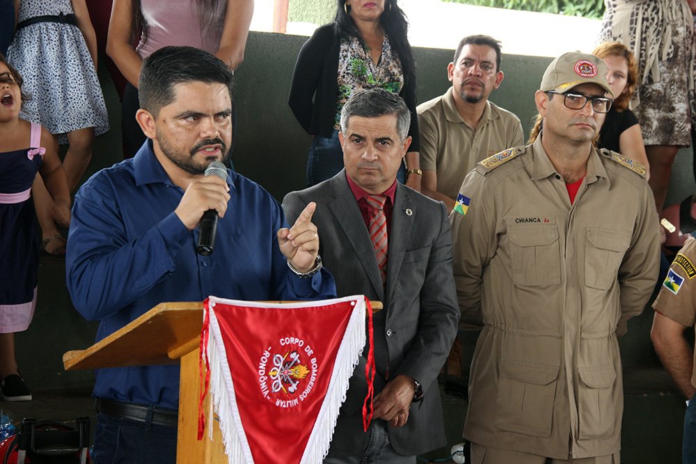 Deputado Jesuíno destina emenda para compra de uniformes para alunos de baixa renda