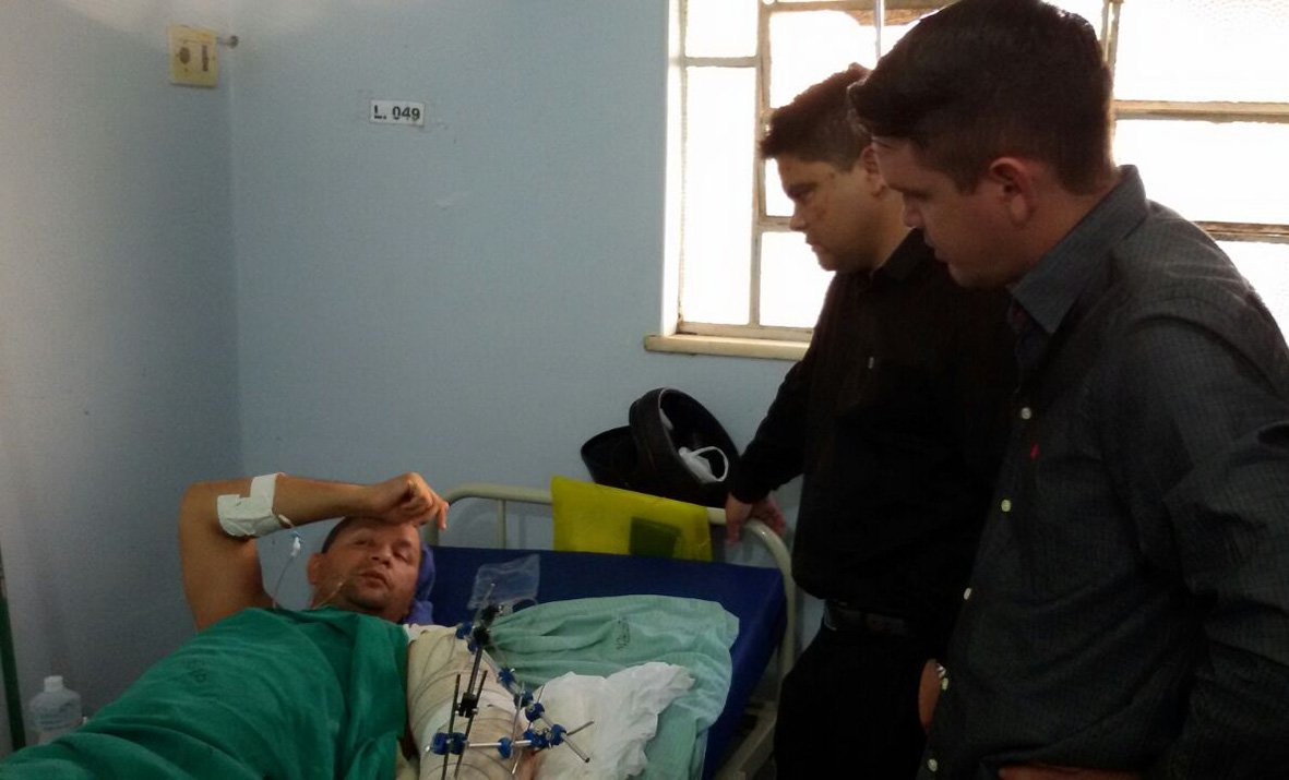 Deputado Jesuíno Boabaid visita policial ferido em acidente