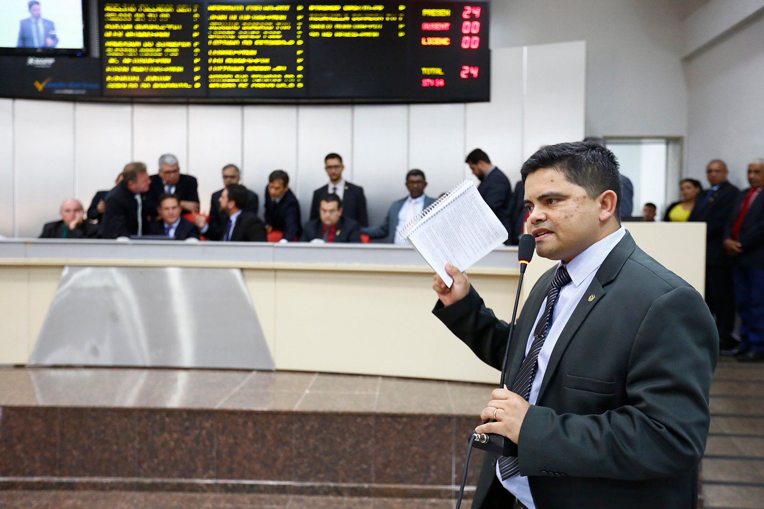 PEC obrigatoriamente tem de passar por parecer dentro da CCJ