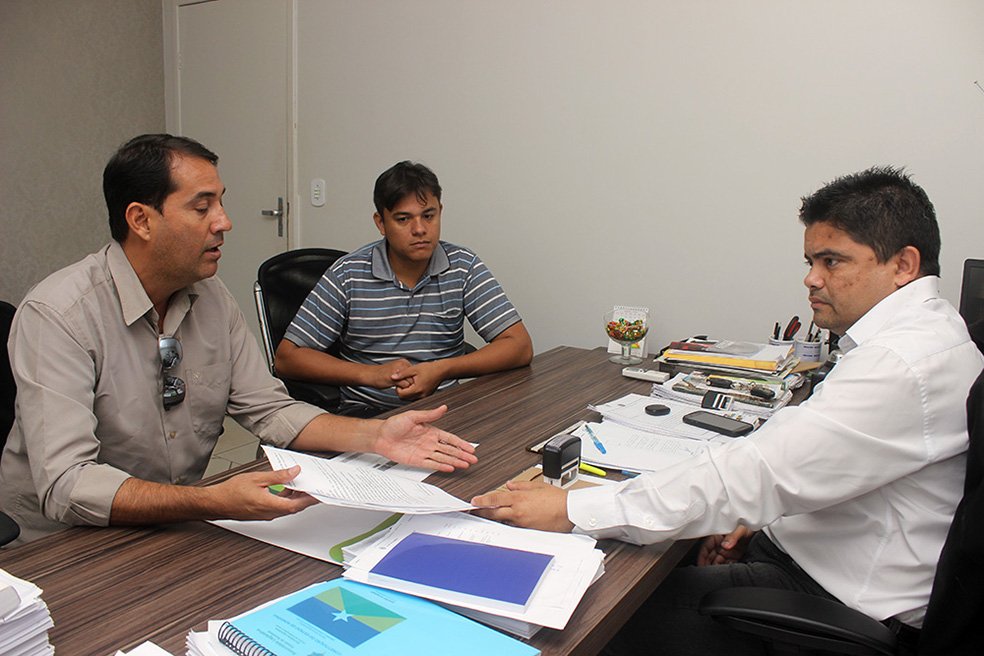 Tarifa cobrada pela Caerd é tema de reunião do deputado Jesuíno