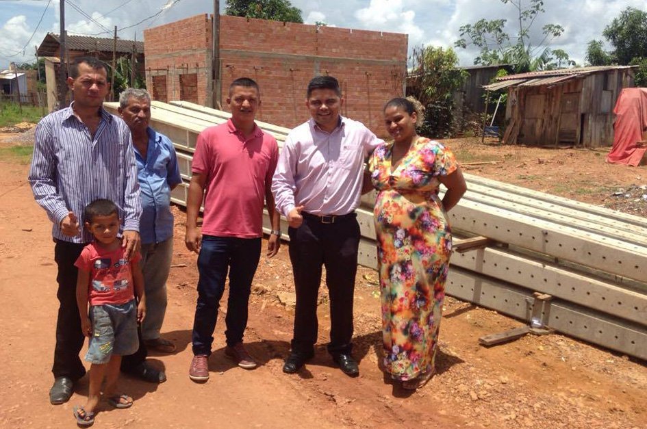 Deputado Jesuíno fiscaliza entrega de postes no Bairro Universitário e ouve moradores