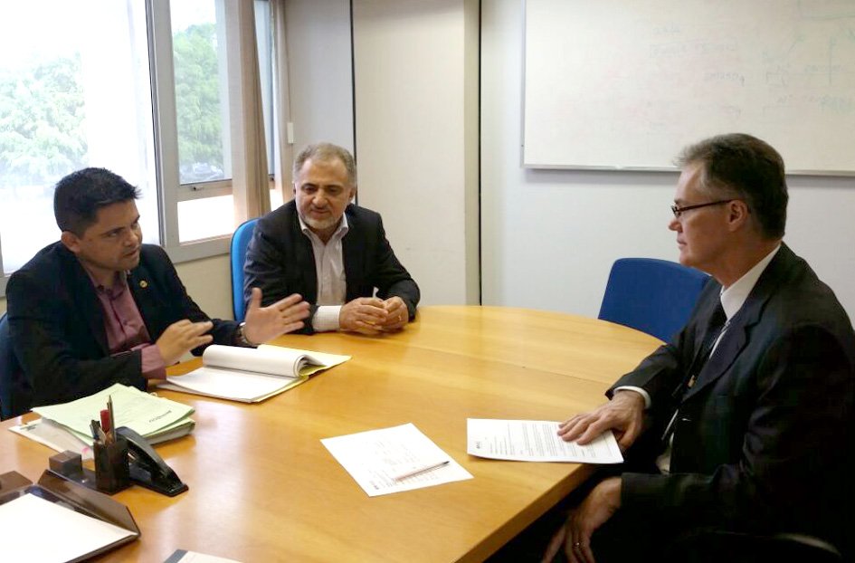 Deputados Jesuíno e Hermínio se reúnem com superintendente da Aneel