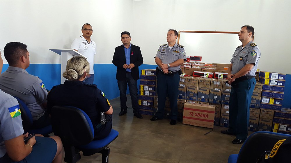 Deputado Jesuíno entrega computadores para PMs lotados na DAAL