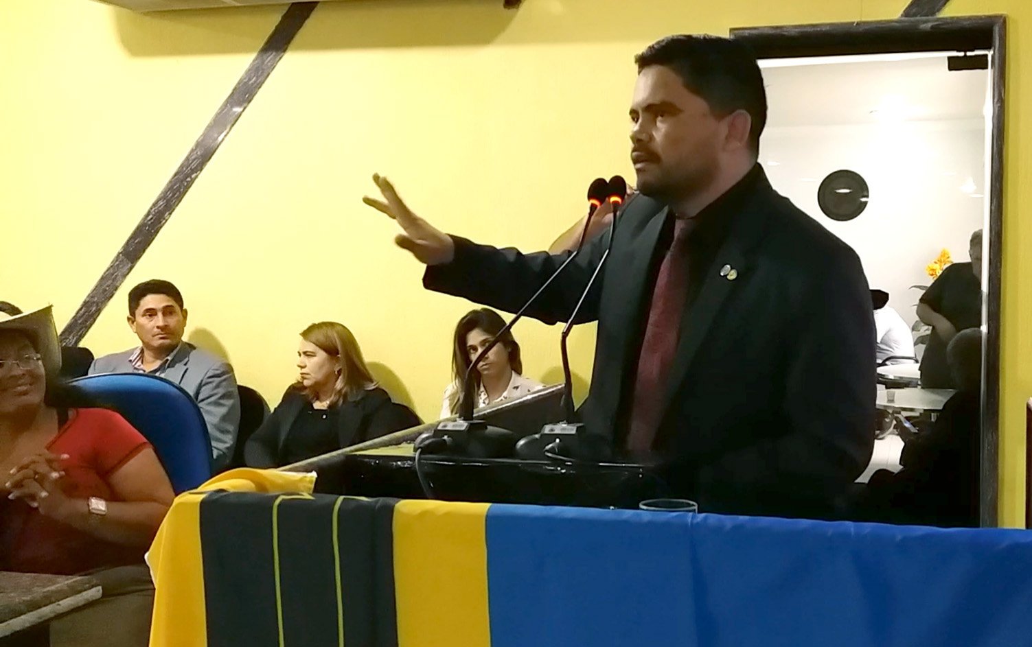 Deputado Jesuíno participa de audiência pública e culpa prefeito Hildon Chaves por negligência