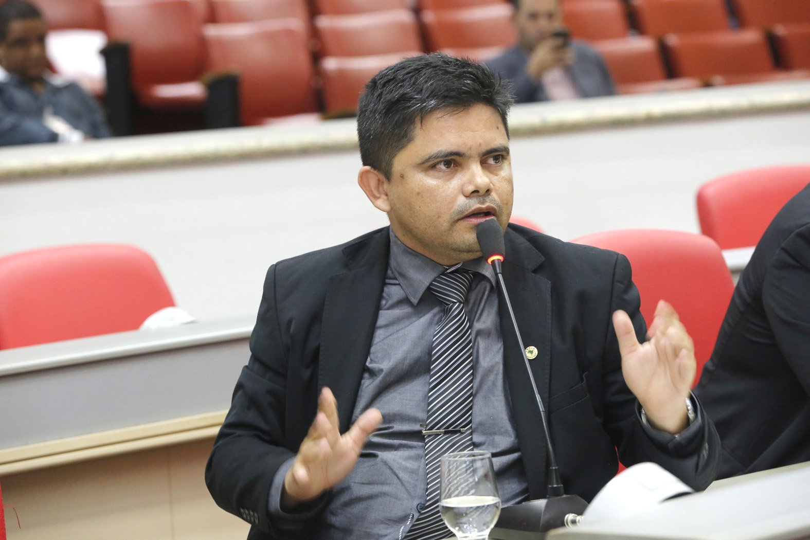 Boabaid indica asfaltamento de rua e requer votos de louvor e pesar