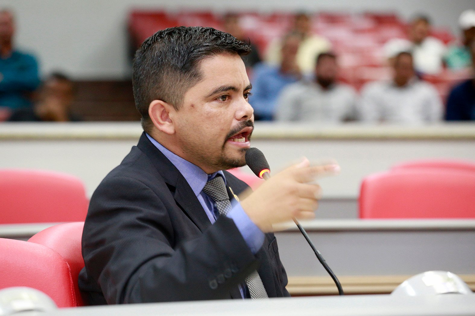 Jesuíno Boabaid cobra informações sobre instalação de banheiros femininos no 1º BPM