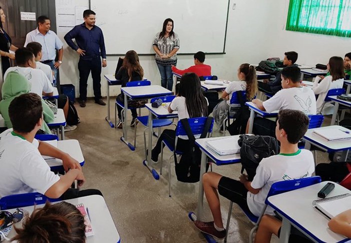 Jesuíno Boabaid intercede junto a Seduc e Escola Paulo Freire recebe 250 carteiras para alunos adolescentes