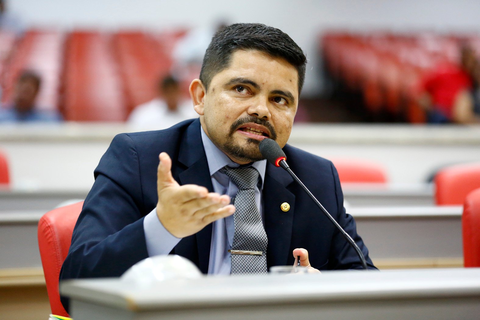 Jesuíno Boabaid pede calçadas e recapeamento de rua do bairro Castanheira
