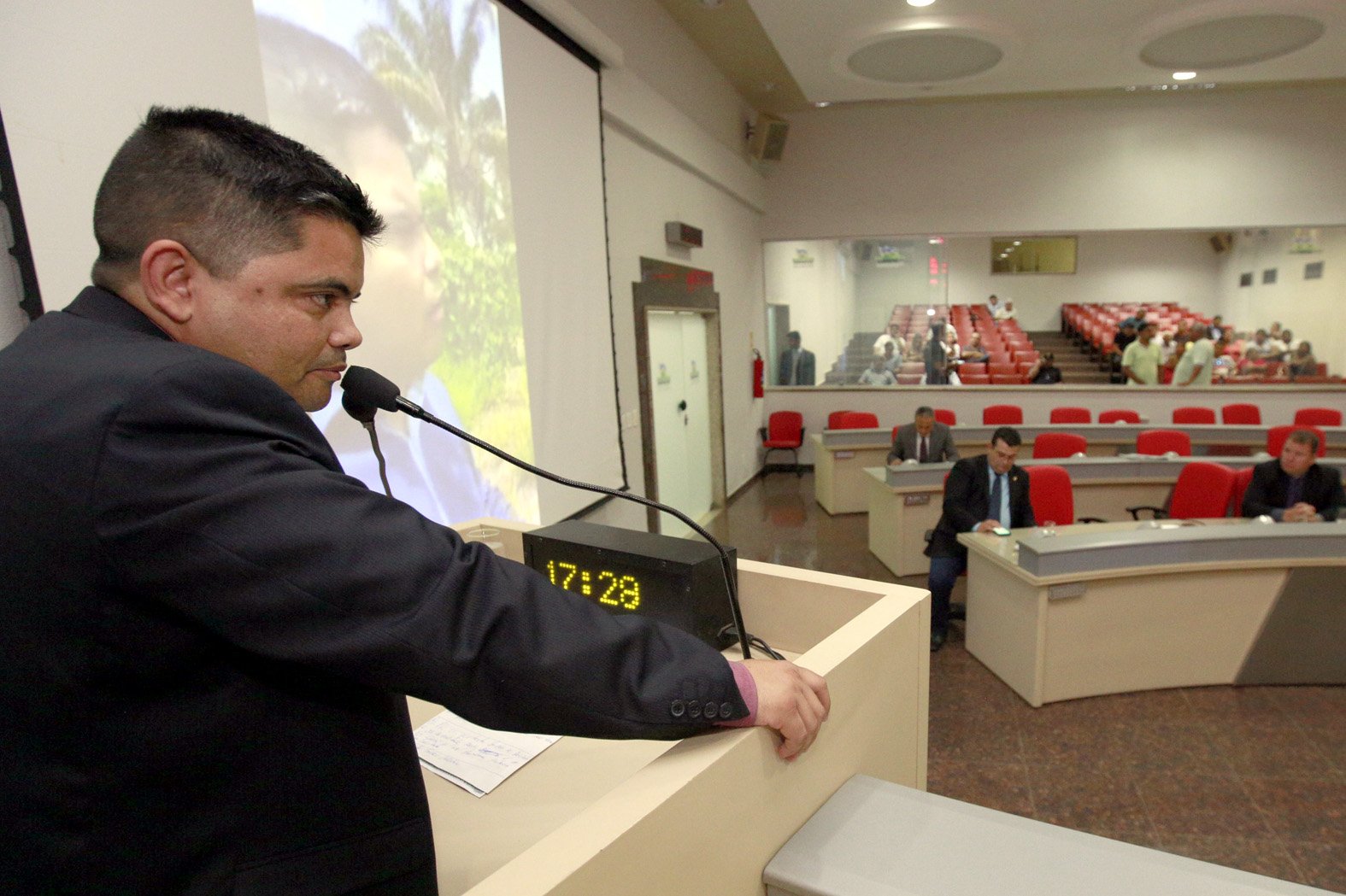 Deputado Jesuíno consegue suspensão de taxa de esgoto em condomínio