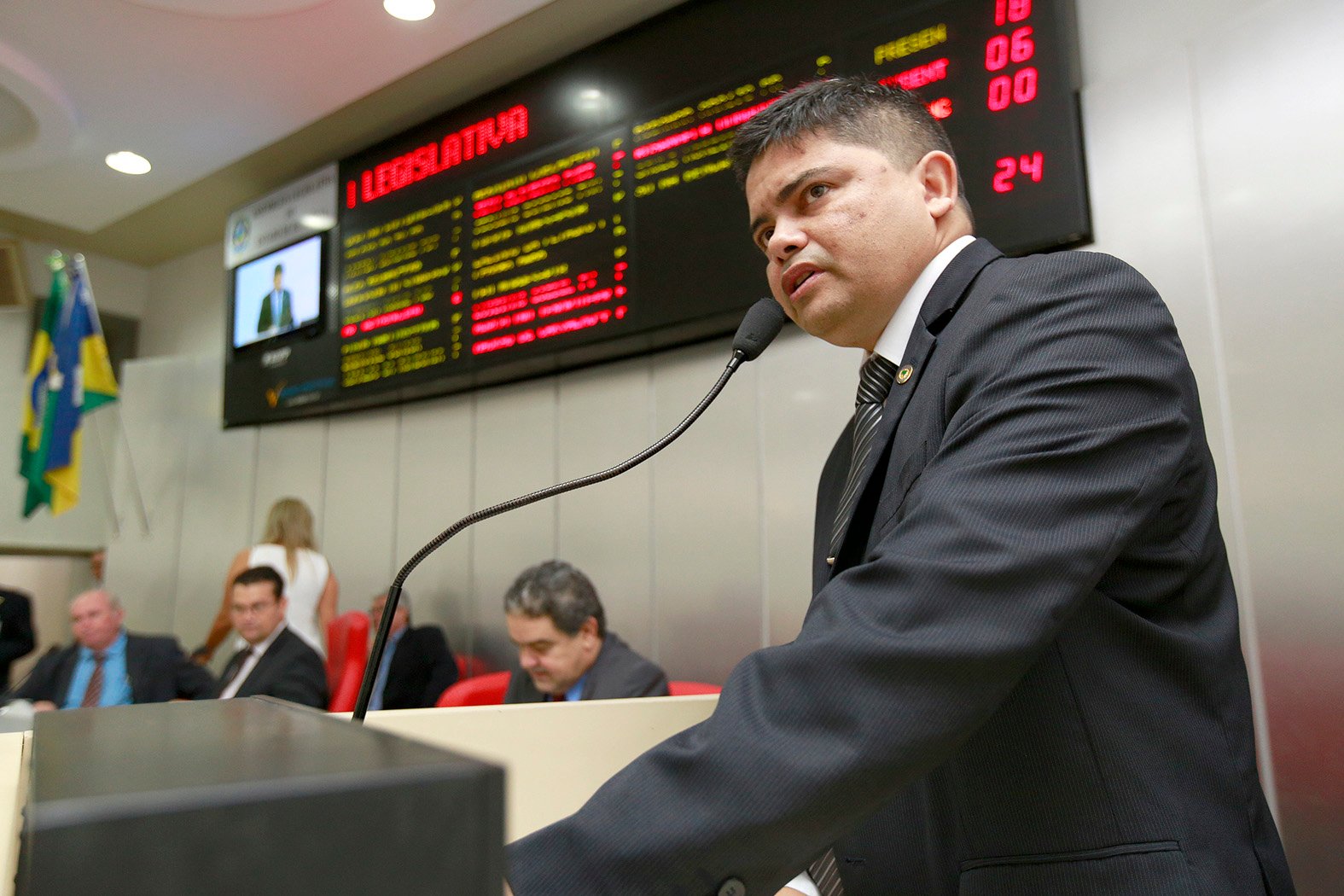 Jesuíno Boabaid quer medidas para retirada de veículos abandonados em pátios de delegacias