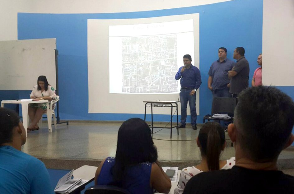 Deputado Jesuíno discute futuro da escola Tiradentes