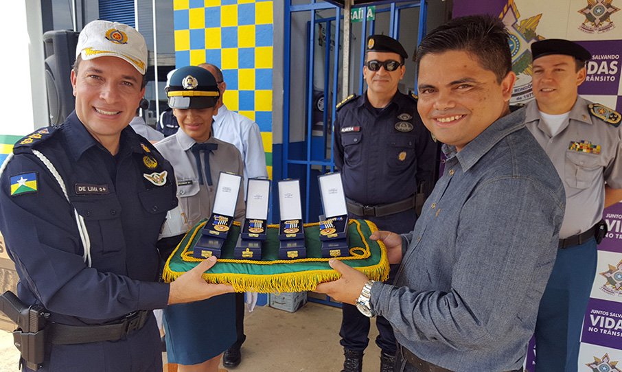 Jesuíno entrega medalhas para CIA de Trânsito de Porto Velho